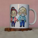 Una tazza con 2 nonni che si tengono la mano