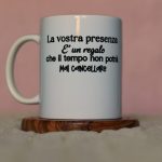 Una tazza con un testo scritto