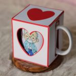 Una tazza con disegnato un nonno dentro una scatola